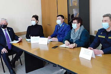 Депутат и детский омбудсмен провели прием граждан